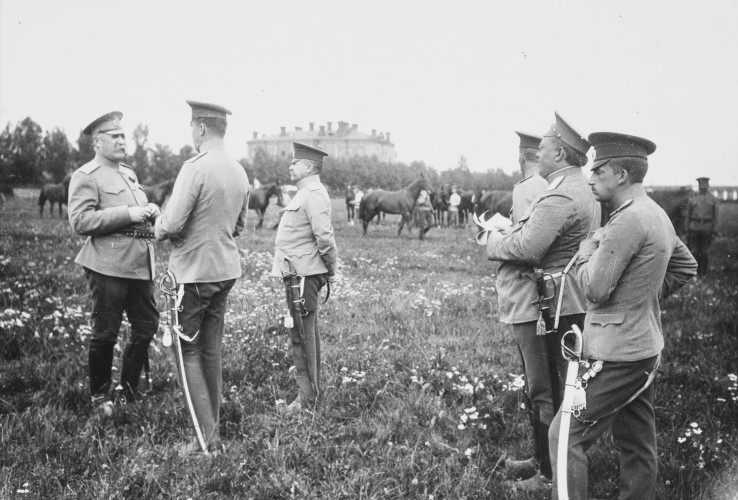 Hevosten arviointia kentällä 1910-luvun alussa (kuva: Mannerheim-museo)