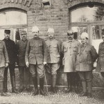 Överbefälhavaren i frihetskriget och hans närmaste medhjälpare generalmajor Gösta Theslöf och generalmajor Hannes Ignatius, samt medlemmarna i stabsdelegationen, till vänster B.E.