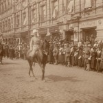 Segerparaden efter frihetskriget i Helsingfors 16.5.1918. Överbefälhavaren leder paraden ridande på Neptun. 