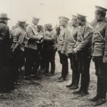 Mannerheim delar ut S:t Georgskors vid fronten år 1914.
